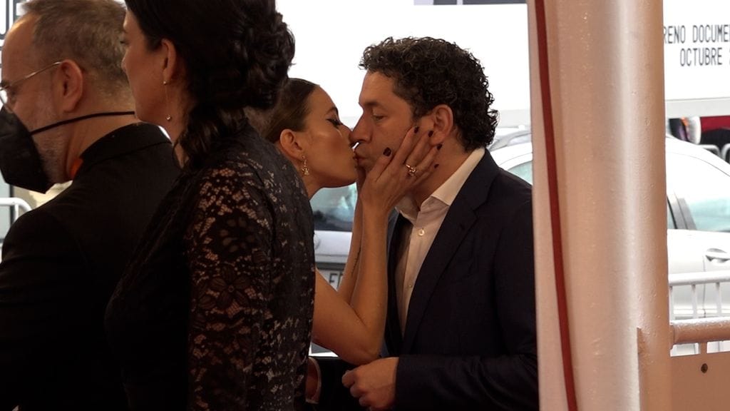 Plano medio de Gustavo Dudamel y Maria Valverde en una premiere en 2021