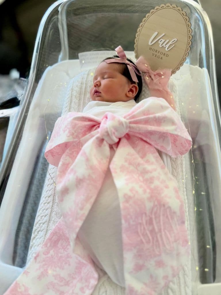 La Miss Universe 2023 dio la bienvenida a su hija Veil y publica las primeras fotos de la pequeñita que se suma a una gran familia 