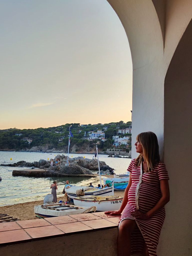 María Moya posando en la playa de Port Bo, en Calella de Palafrugell
