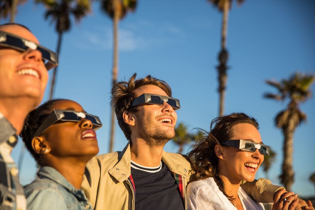 Los angelinos en el bulevar y la playa de Venice Beach se divierten en un día soleado en California