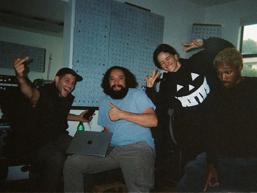 Rosalía junto a productores