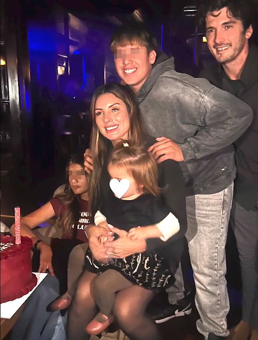 Magali Aravena y Yon González, con su familia