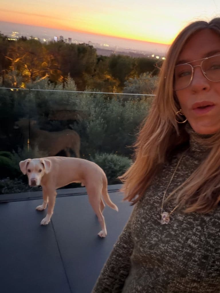Jennifer Aniston en su amplia terraza con uno de sus perros