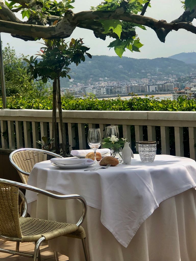 La terraza de Rekondo, con la bahía de La Concha a sus pies: el escenario perfecto para una sobremesa de festival.