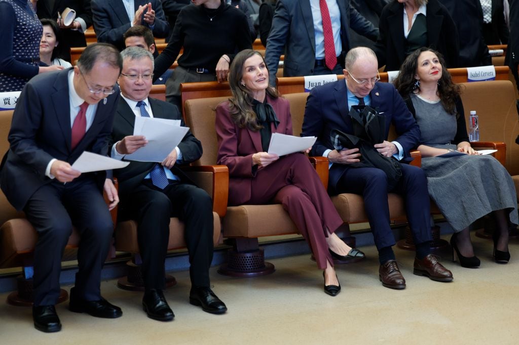La reina Letizia durante su visita a un Universidad de Pekín