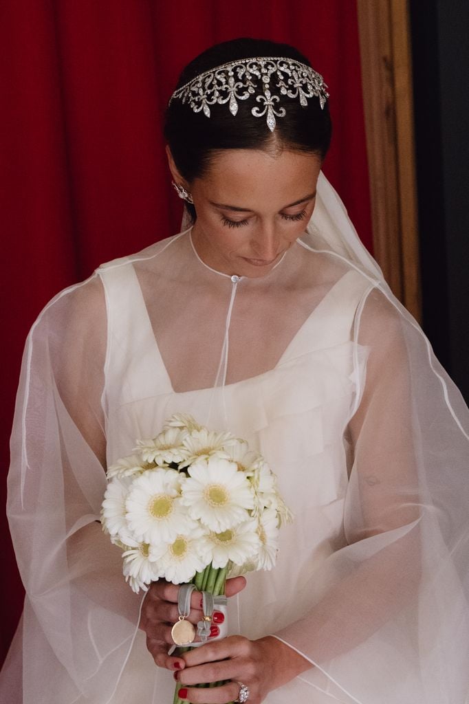 Inés con la tiara familiar de boda puesta de forma invertida
