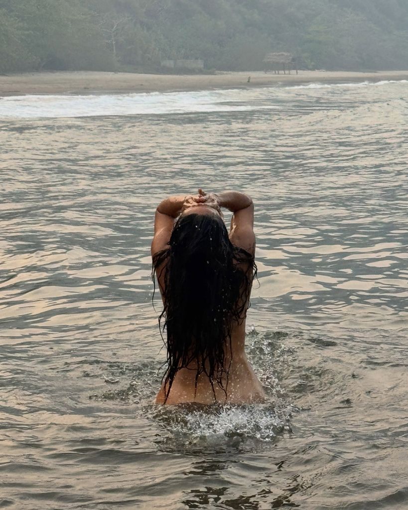 Salma Hayek robó suspiros con las fotos de su festejo por sus 60 años.