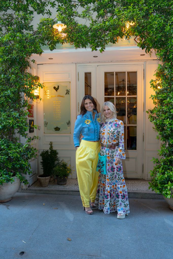 Eugenia Martínez de Irujo y Cayetana Rivera, en la cena de presentación de la colección FELICITÁ de Eugenia Martínez de Irujo x Antik Batik.