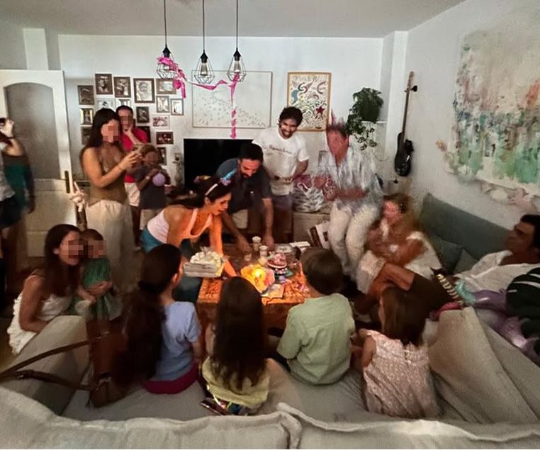 Elena Furiase, con sus familiares y amigos celebrando el 4 cumpleaños de Nala