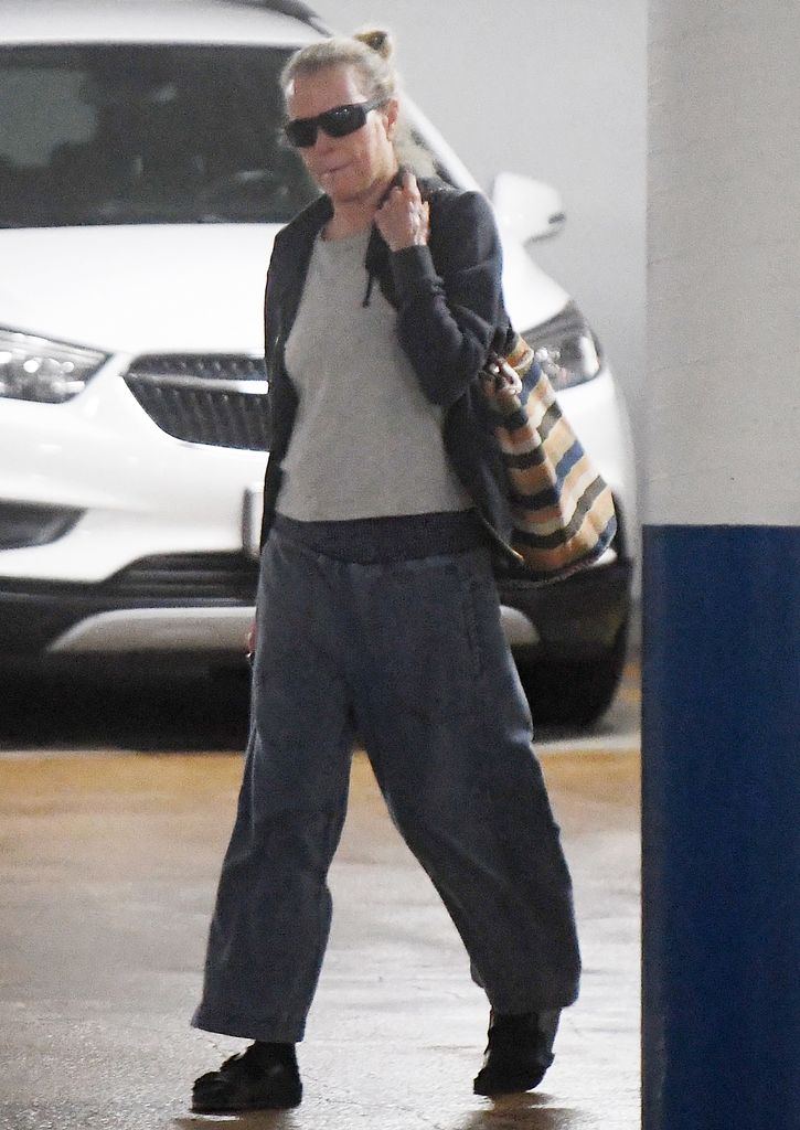 Kim Basinger hace una aparición poco frecuente en Los Ángeles