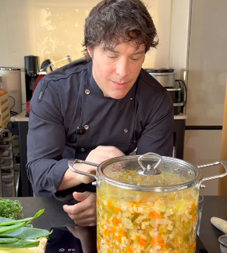 Jordi Cruz preparando un caldo de verduras. 