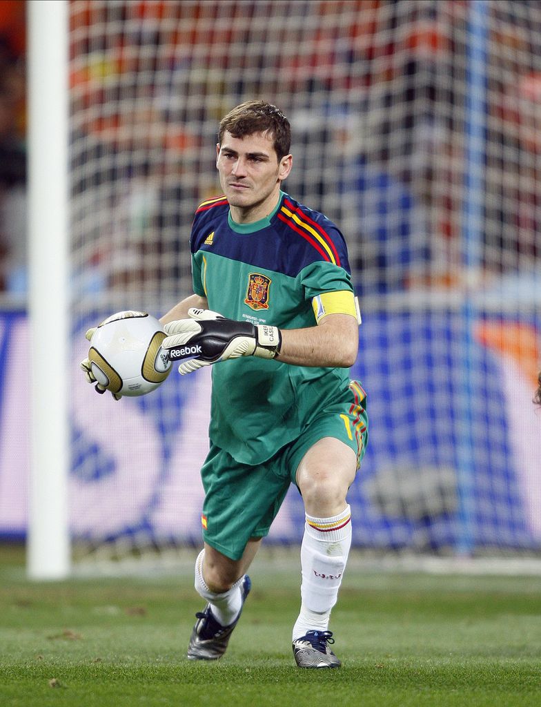 Iker Casillas, en plena jugada en la final del Mundial 2010