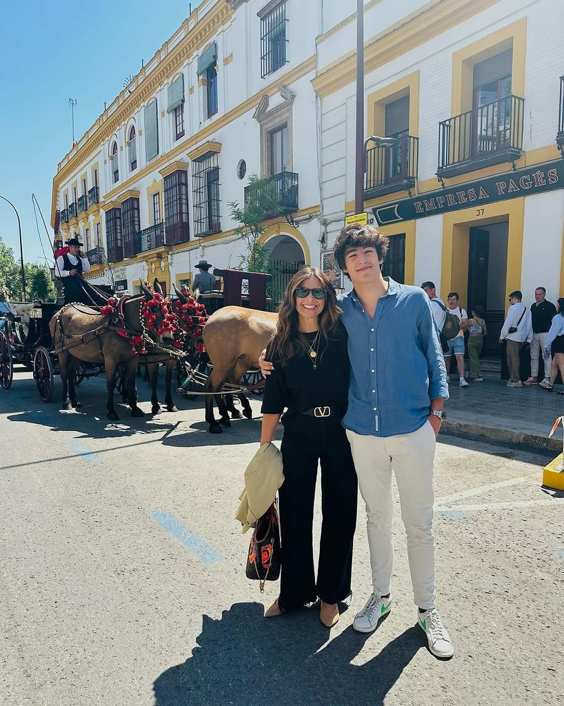 Nuria Roca con su hijo Pau