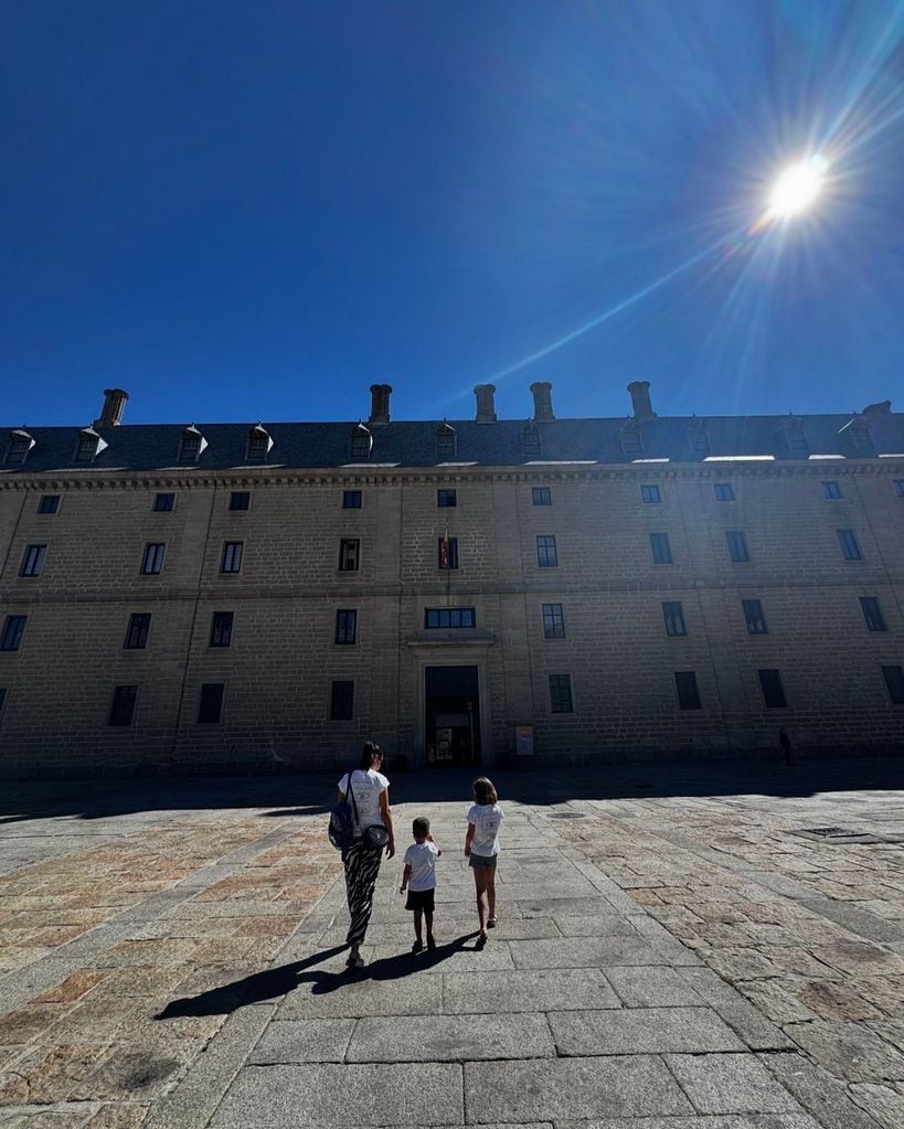 La mujer y los hijos de Roberto Leal en el Monasterio de El Escorial