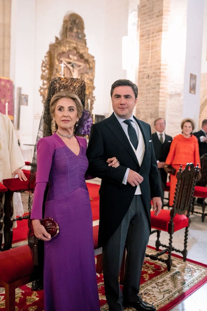 Madrina de boda con vestido morado de Nicolás Montenegro