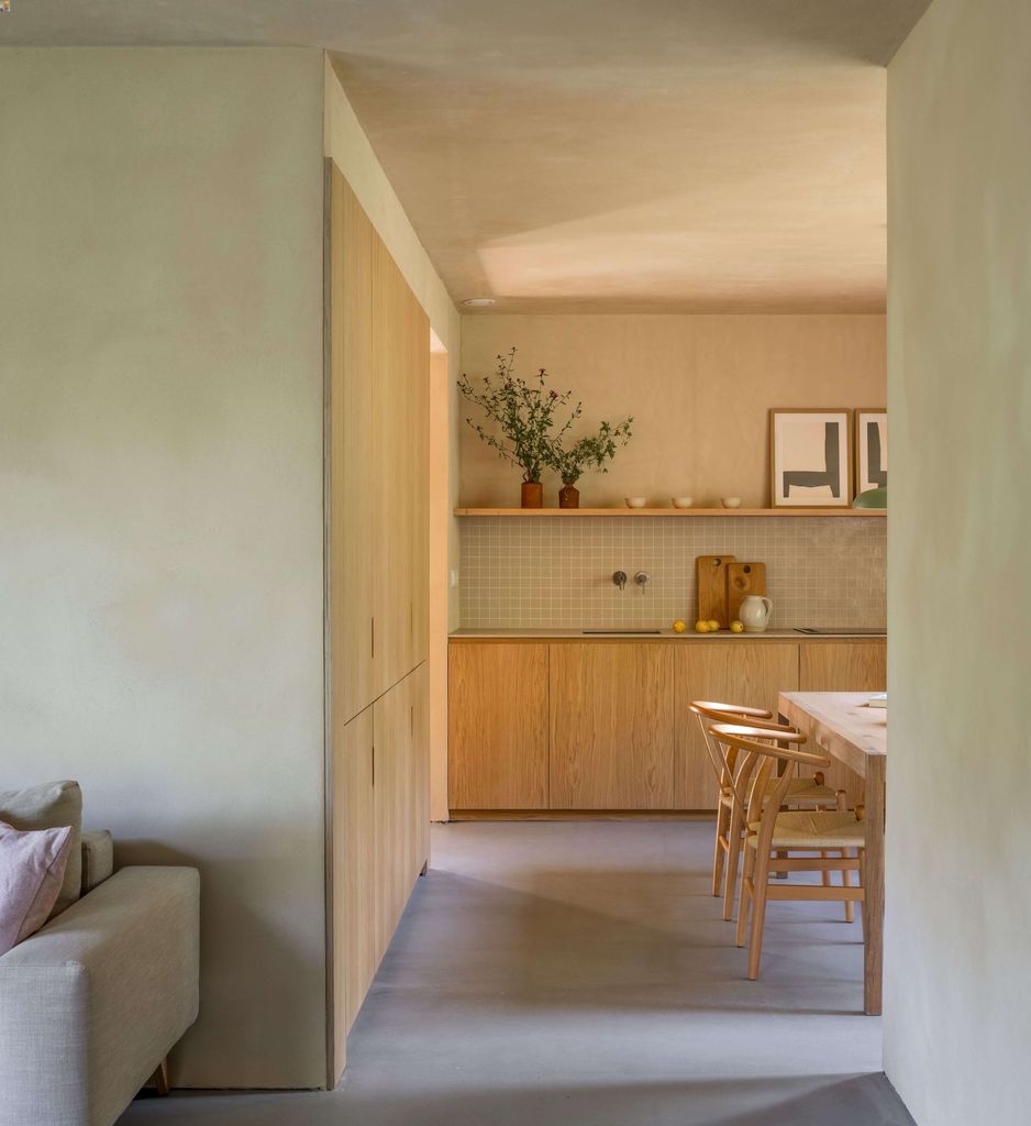 Cocina con el comedor anexo; este último se fabrica con vigas de madera recuperadas de la propia cabaña pasiega