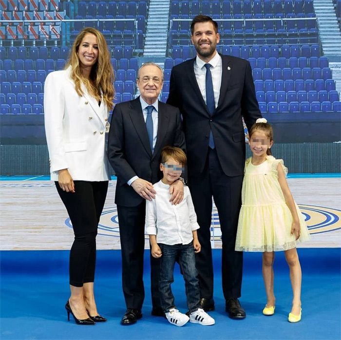 Felipe Reyes y Kirenia Cabrera con sus hijos