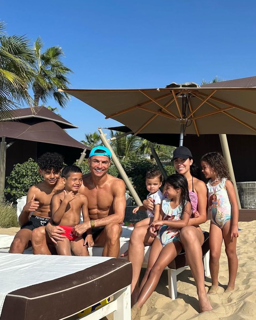 El crack del fútbol honró a Georgina Rodríguez con una foto en familia, donde aparecen con sus cinco hijos.