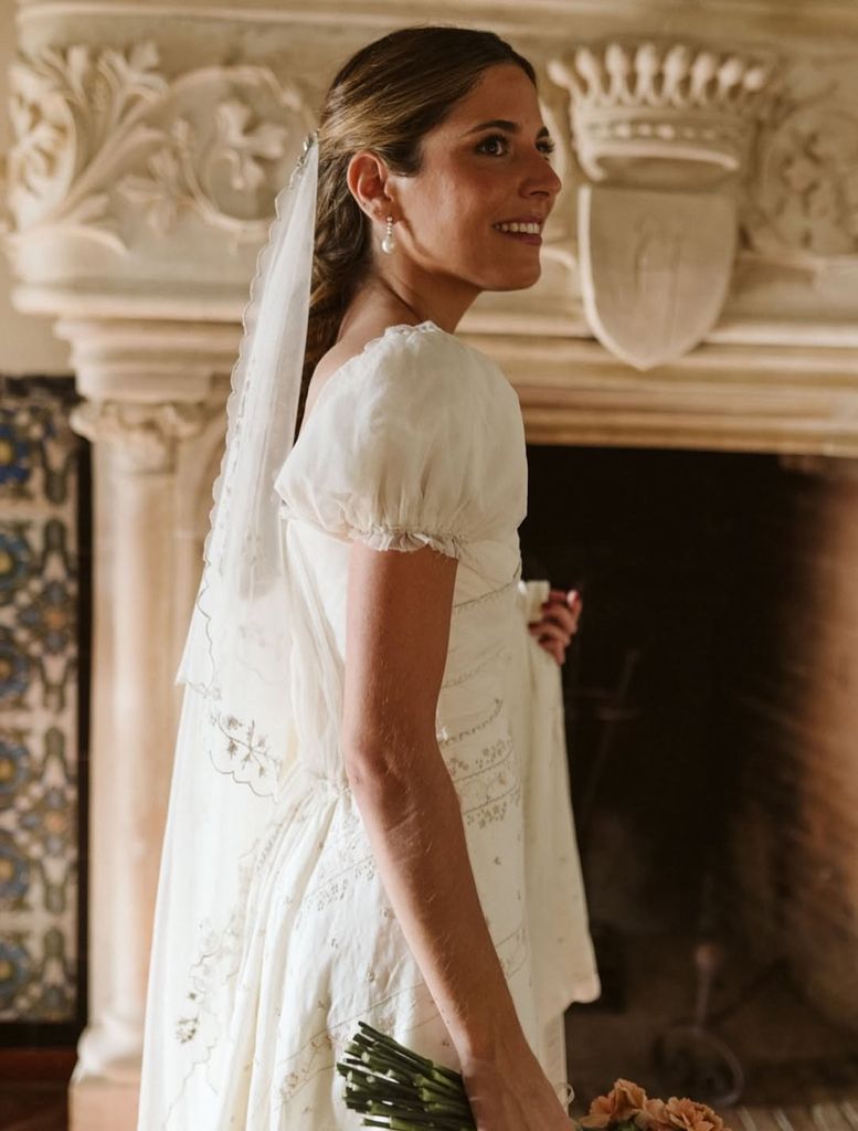 Vestido de novia de Alejandra Valero con flores bordadas