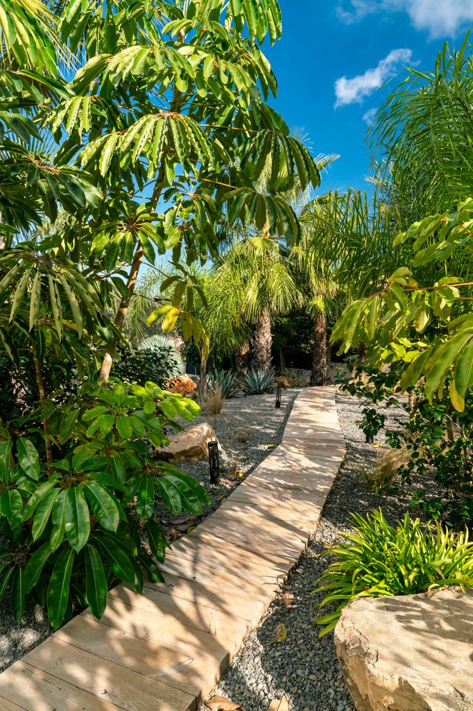 Jardín mediterráneo con un sendero de madera