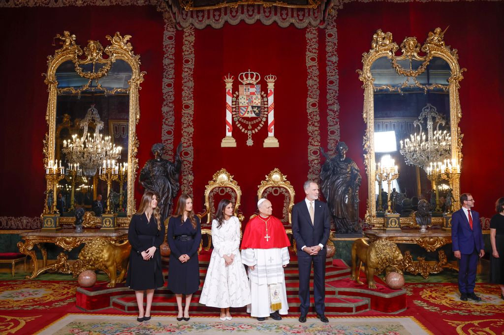 Los Reyes, la princesa Leonor y la infanta Sofía en el Salón del Trono del Palacio Real