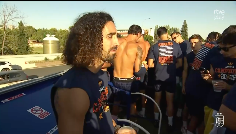 Cucurella, en el autobus de la Selección española