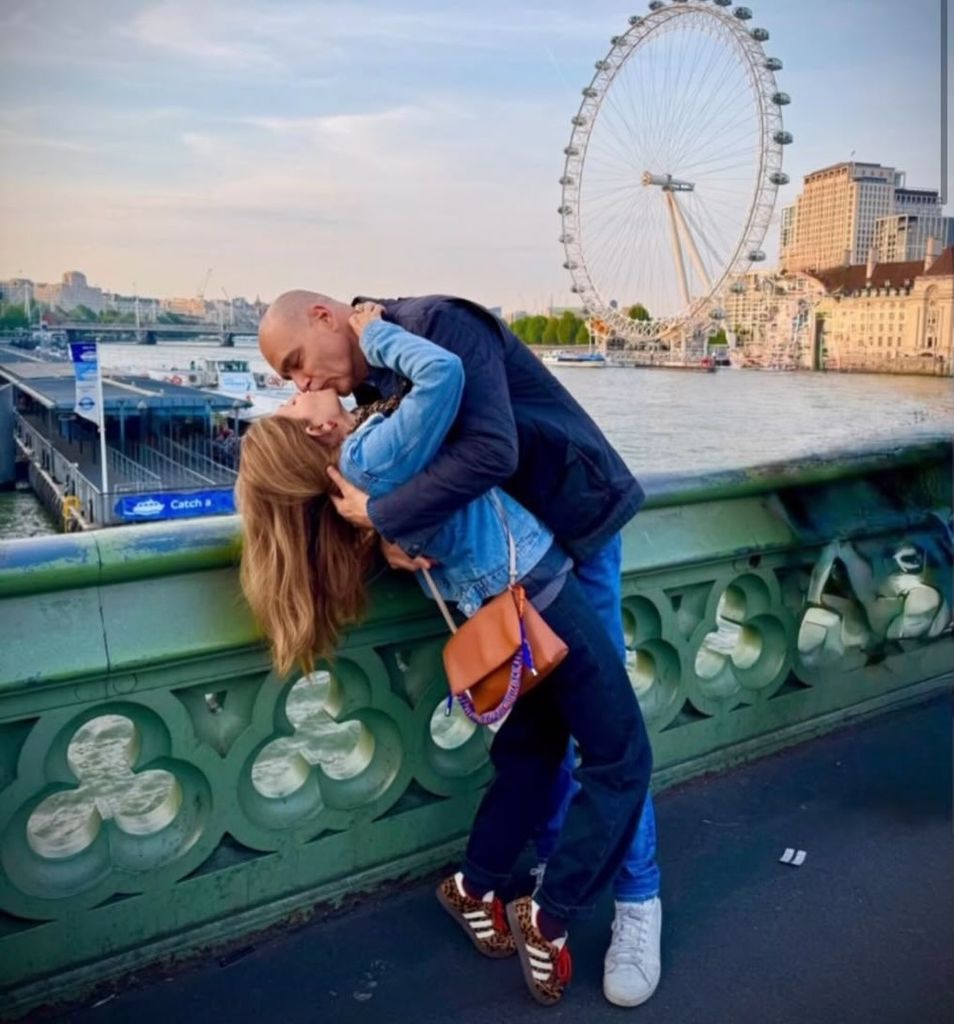 Nacho Abad y su mujer, Bárbara Royo, fundiéndose en un romántico beso