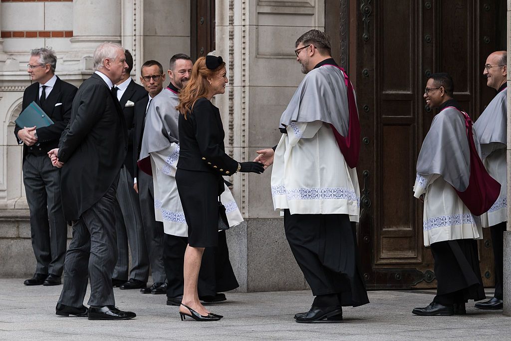 El príncipe Andrés y Sarah Ferguson llegando a la abadía de Westminster, donde se celebró el funeral por la duquesa de Kent