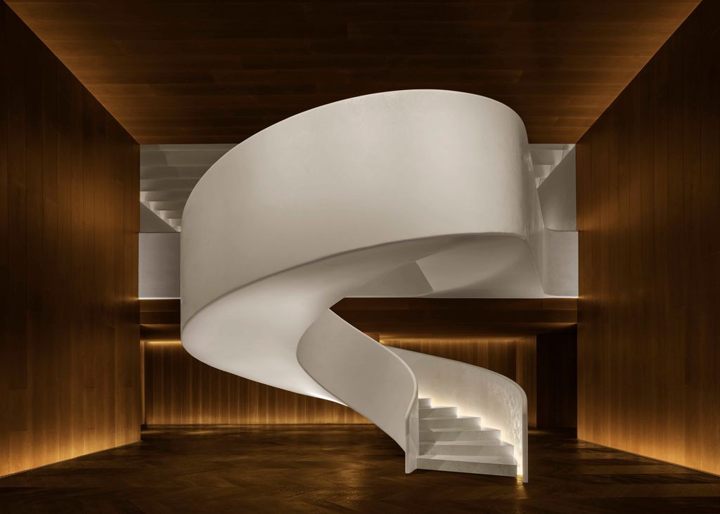 La icónica escalera del hotel The Madrid EDITION