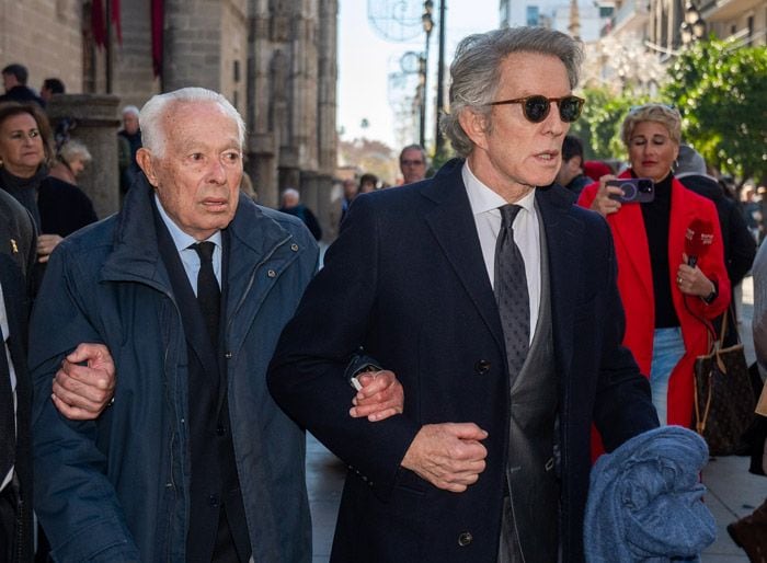Curro Romero y Alfonso Díez en el funeral de Antonio Burgos