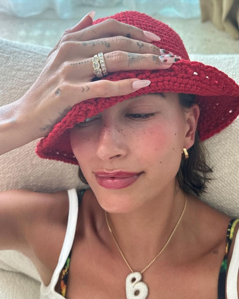 Hailey Bieber tatuajes dedos