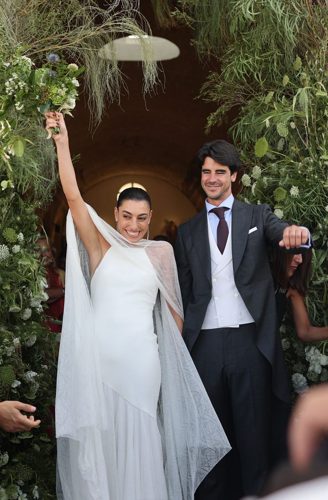 Claudia Ula y Vicente, convertidos en marido y mujer, a la salida de la iglesia