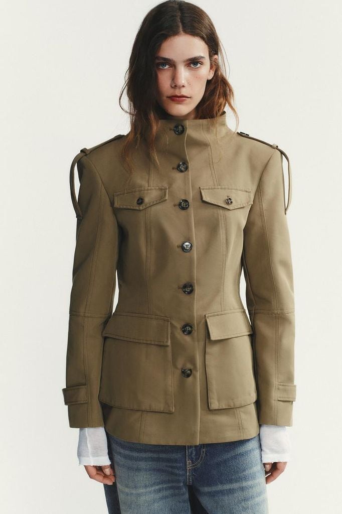 Chaqueta con bolsillos y trabillas de Zara