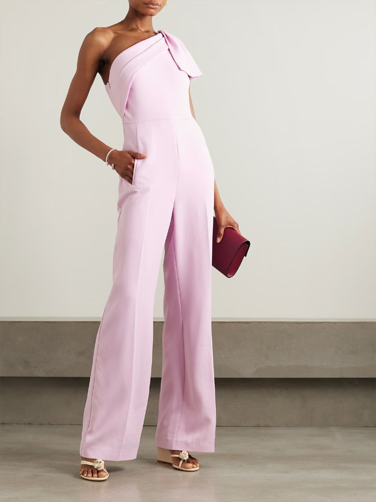 Sydney Sweeney vuelve al color rosa con el mono que estiliza el cuerpo y es ideal para invitadas de primavera