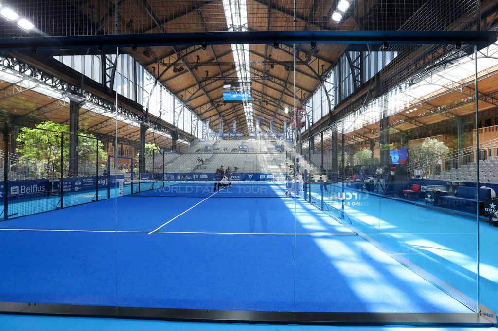 Las canchas de padel cuentan con muros para tener control de la pelota. 