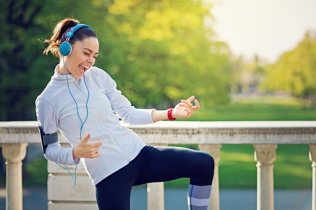 La playlist que escuchas en el gimnasio puede ser clave para mejorar tu rendimiento sin darte cuenta

