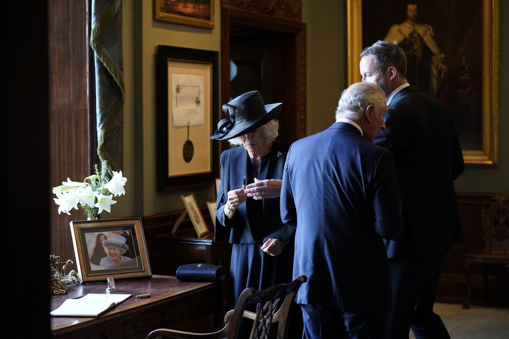 Tres días después, en Hillsborough Castle, el rey Carlos III vuelve a tener un problema con una de sus plumas y la reina Camilla interviene, esta vez directamente