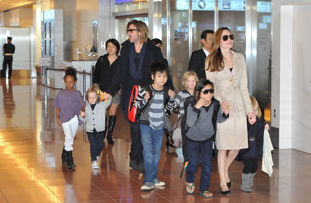 Brad Pitt y Angelina Jolie con sus seis hijos