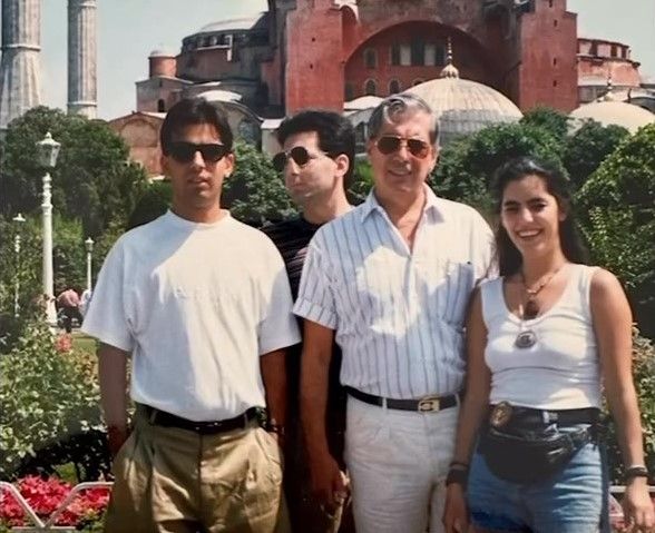 Mario Vargas Llosa con sus hijos Álvaro, Gonzalo y Morgana en una nostálgica foto.