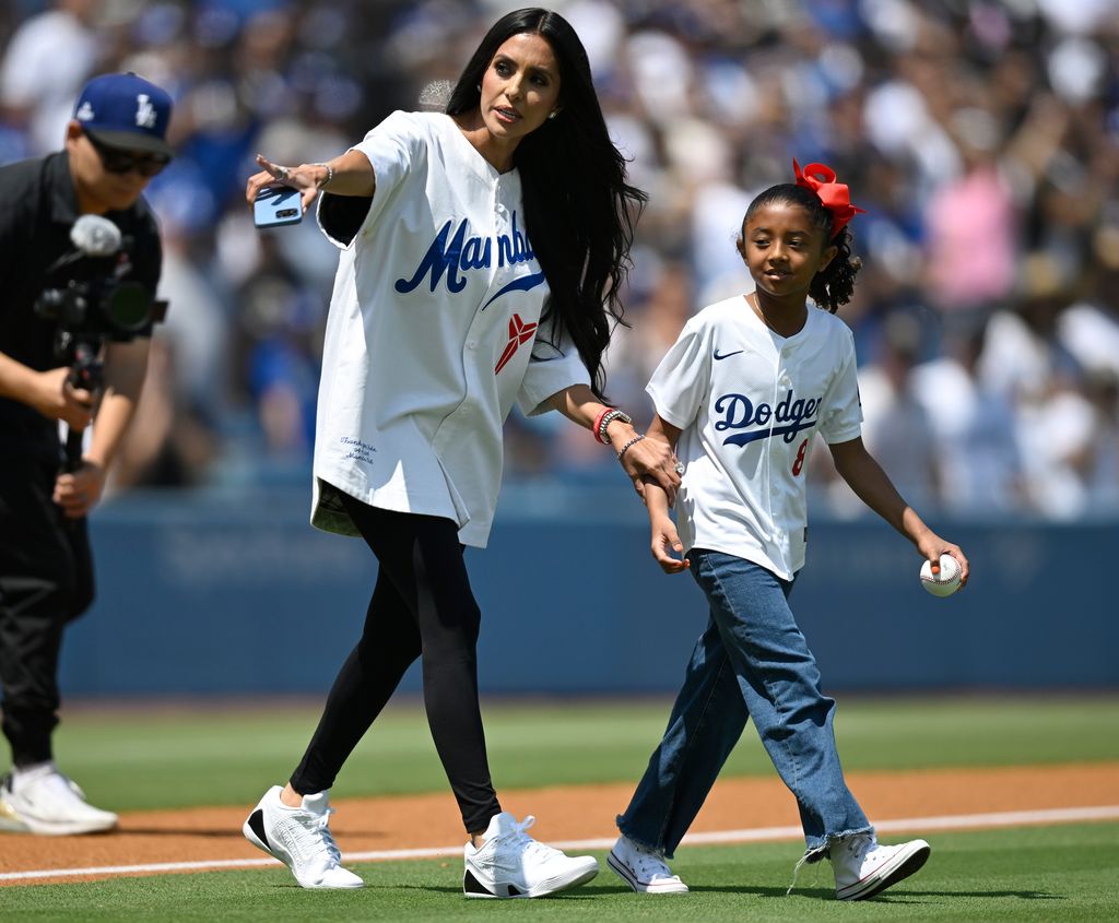 Bianka, una de las hijas de Kobe y Vanessa Bryant, fue la encargada del lanzamiento inaugural en un juego de los Dodgers.
