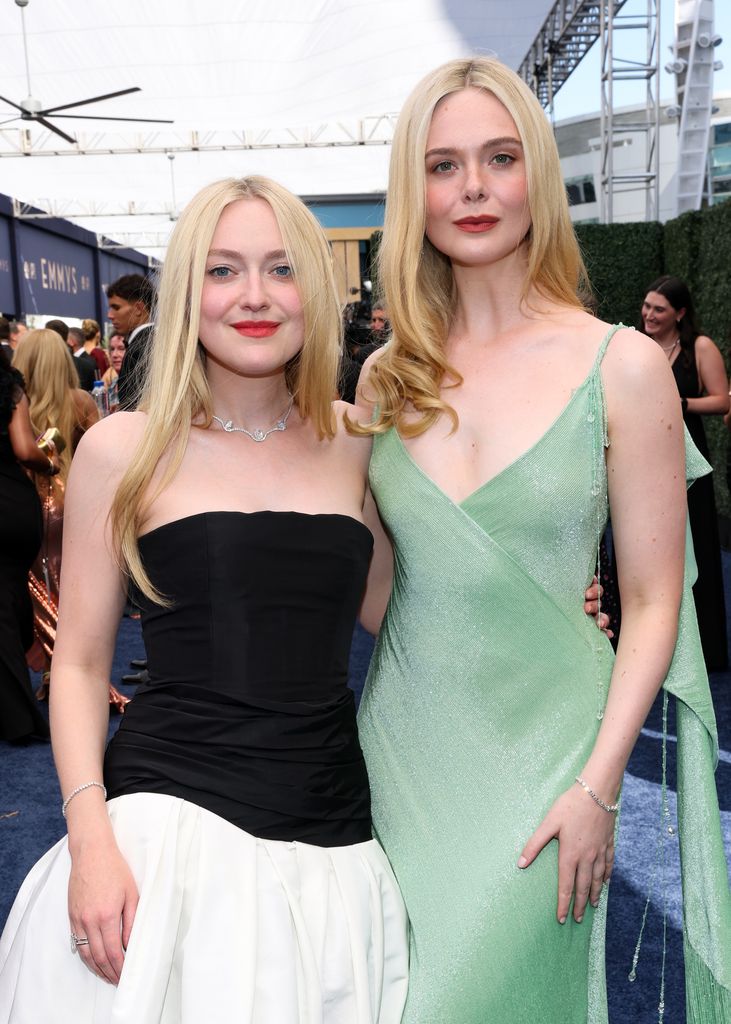 Dakota y Elle Fanning posan juntas en la alfombra de los premios Emmy 2026.
