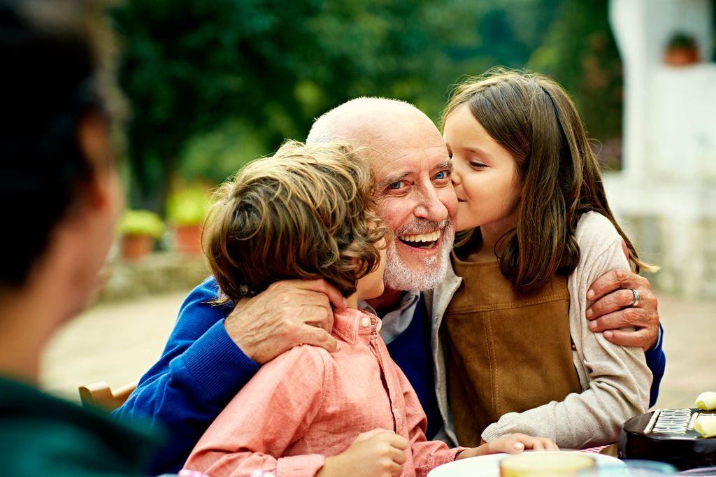 Abuelo feliz con sus nietos