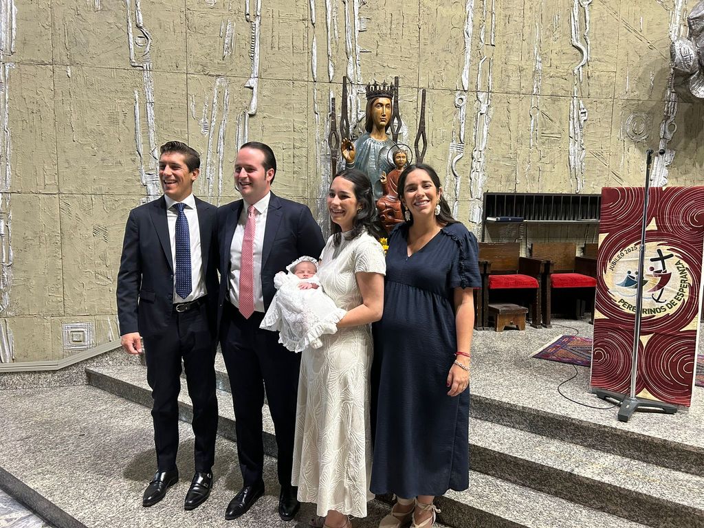 Las dos familias en el bautizo del pequeño Chema, hijo de Maite y Jorge