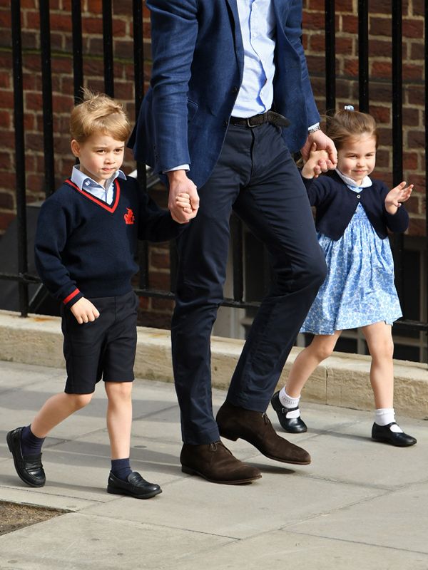 El príncipe Guillermo con sus hijos, los príncipes George y Charlotte, instantes antes de conocer al tercer hijo de los Duques de Cambridge