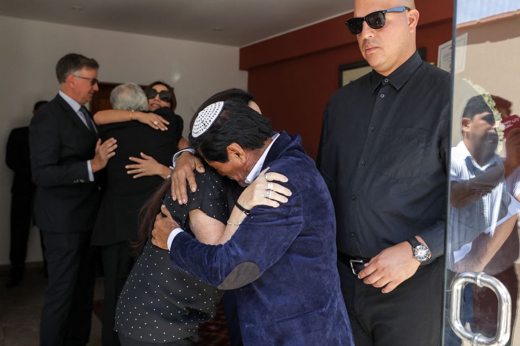 Amigos y familiares se despiden de Mario Vargas Llosa en su funeral privado.