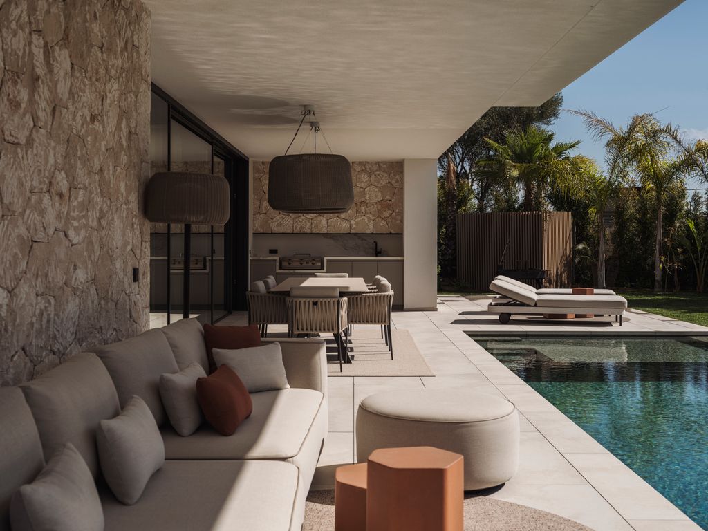 Piscina, área para tomar el sol, salón al aire libre, comedor de verano y cocina de exterior. Un jardín que lo tiene todo