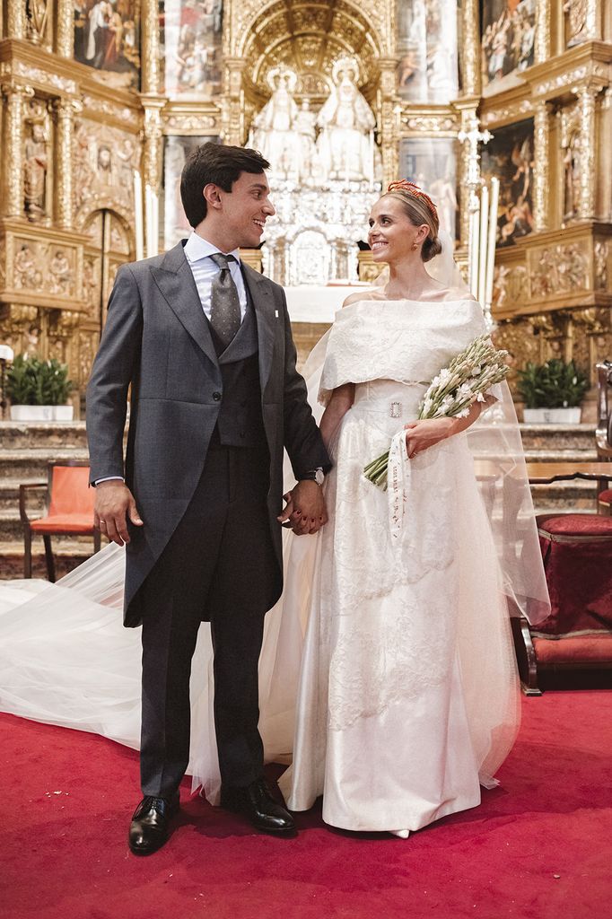 Novia con look de Manuel Zerpa ramo de nardos y tiara de coral
