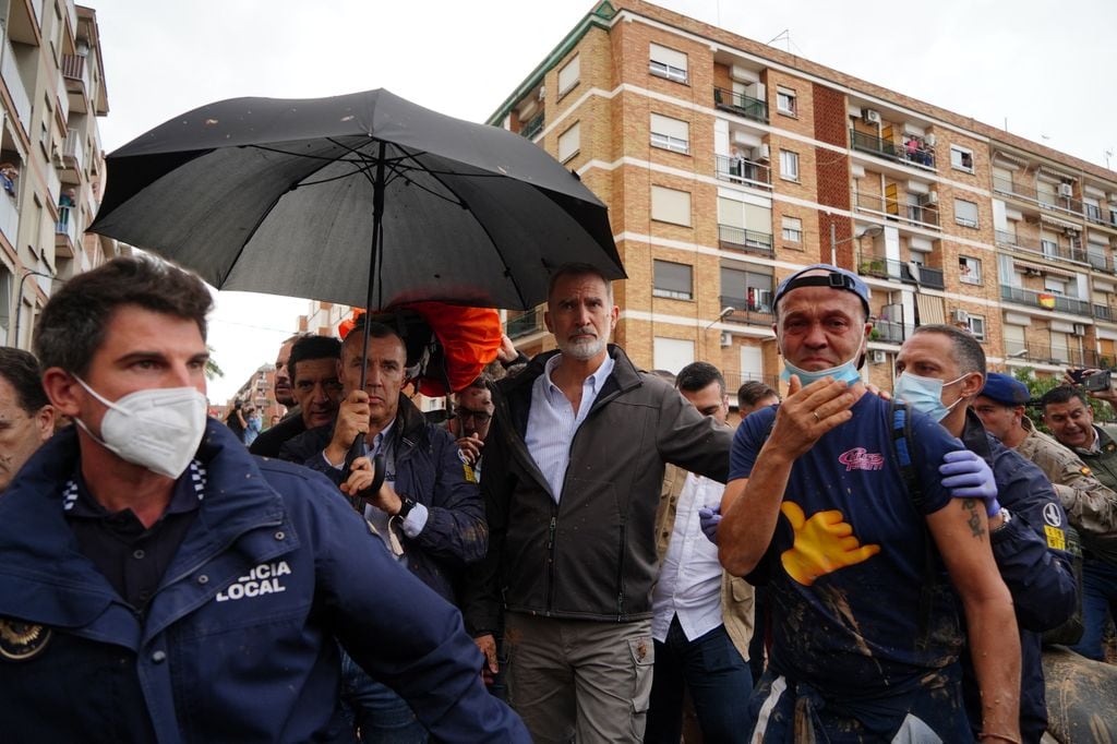 Rey Felipe visitando las zonas afectadas por la DANA mientras le arrojan objetos en señal de protesta
