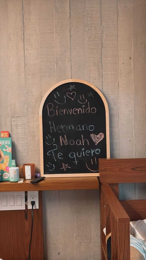 Con esta imagen, Yuridia confirmó el nacimiento de su tercer hijo