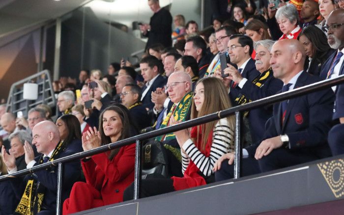 Doña Letizia y la infanta Sofía en las gradas